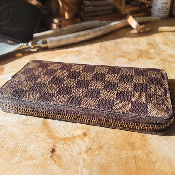 Louis Vuitton Damier Ebeme Unisex Zip Wallet - Picture 4 of 5